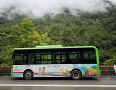 <b>于江东的县城集市从容前行</b>